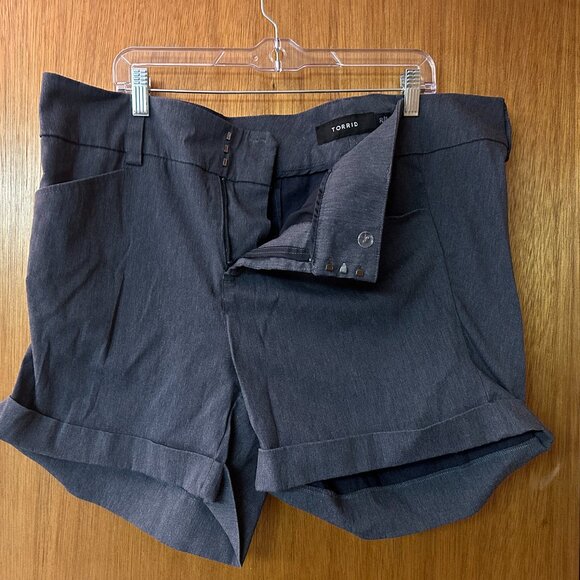 Torrid Shorts Used Grey 1 button and 3 metal clasps Longer inseam Size 20 - Picture 6 of 15